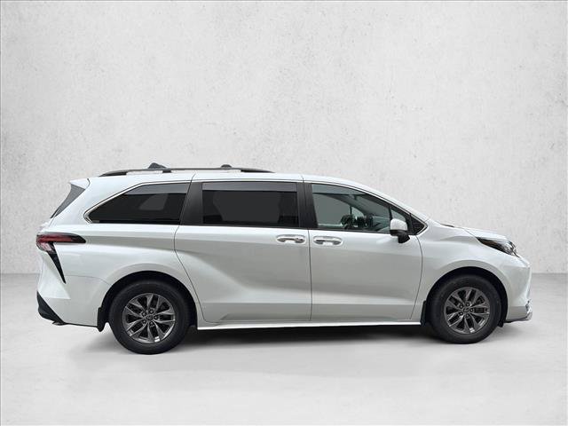 Used 2022 Toyota Sienna XLE w/ XLE Plus Package FWD image 4