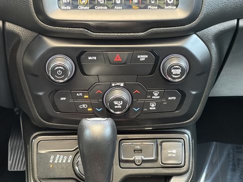Used 2018 Jeep Renegade Trailhawk AWD/4WD image 14