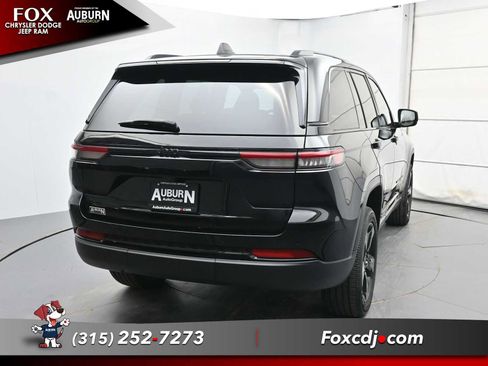 Used 2023 Jeep Grand Cherokee Altitude AWD/4WD image 4
