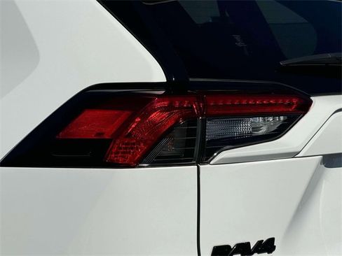Used 2022 Toyota RAV4 SE image 9
