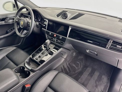 Certified 2025 Porsche Macan AWD/4WD image 31