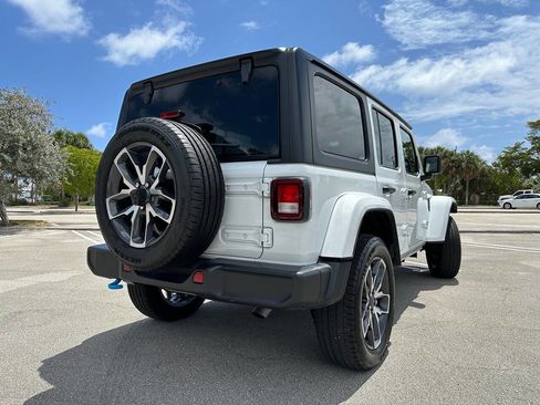 Used 2024 Jeep Wrangler Unlimited image 4