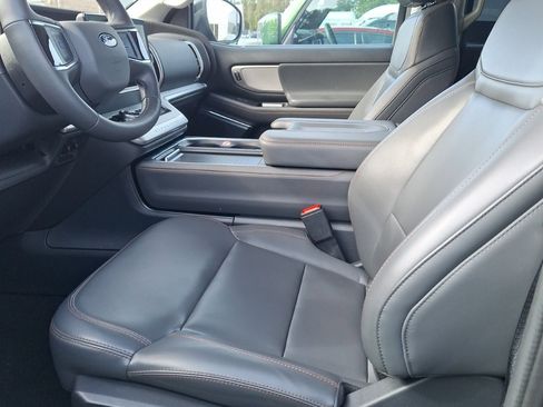 Used 2025 Ford Expedition Active image 9