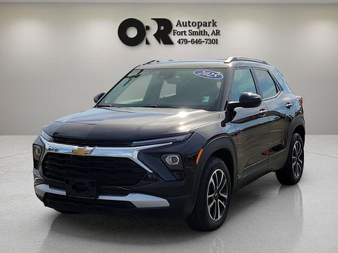 Used 2025 Chevrolet TrailBlazer LT FWD image 2