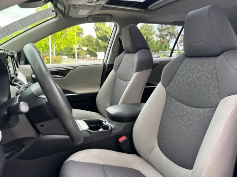 Used 2021 Toyota RAV4 XLE w/ Convenience Package image 23