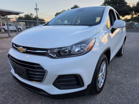 Used 2022 Chevrolet Trax LS w/ Tint and Cruise Package FWD image 3