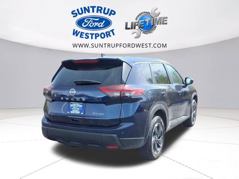 Used 2024 Nissan Rogue SV image 3