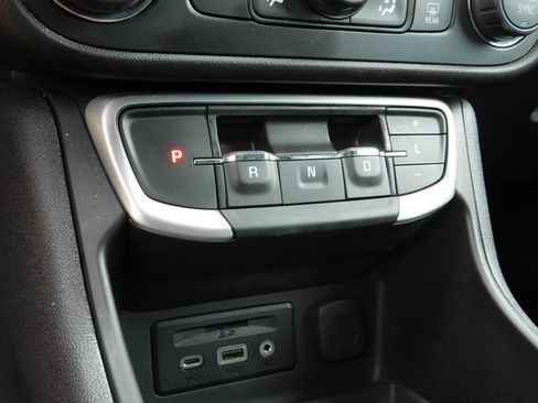 Used 2024 GMC Terrain SLT AWD/4WD image 19