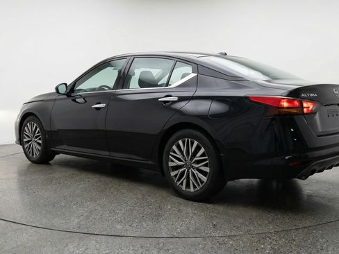 Used 2025 Nissan Altima 2.5 SV FWD image 6