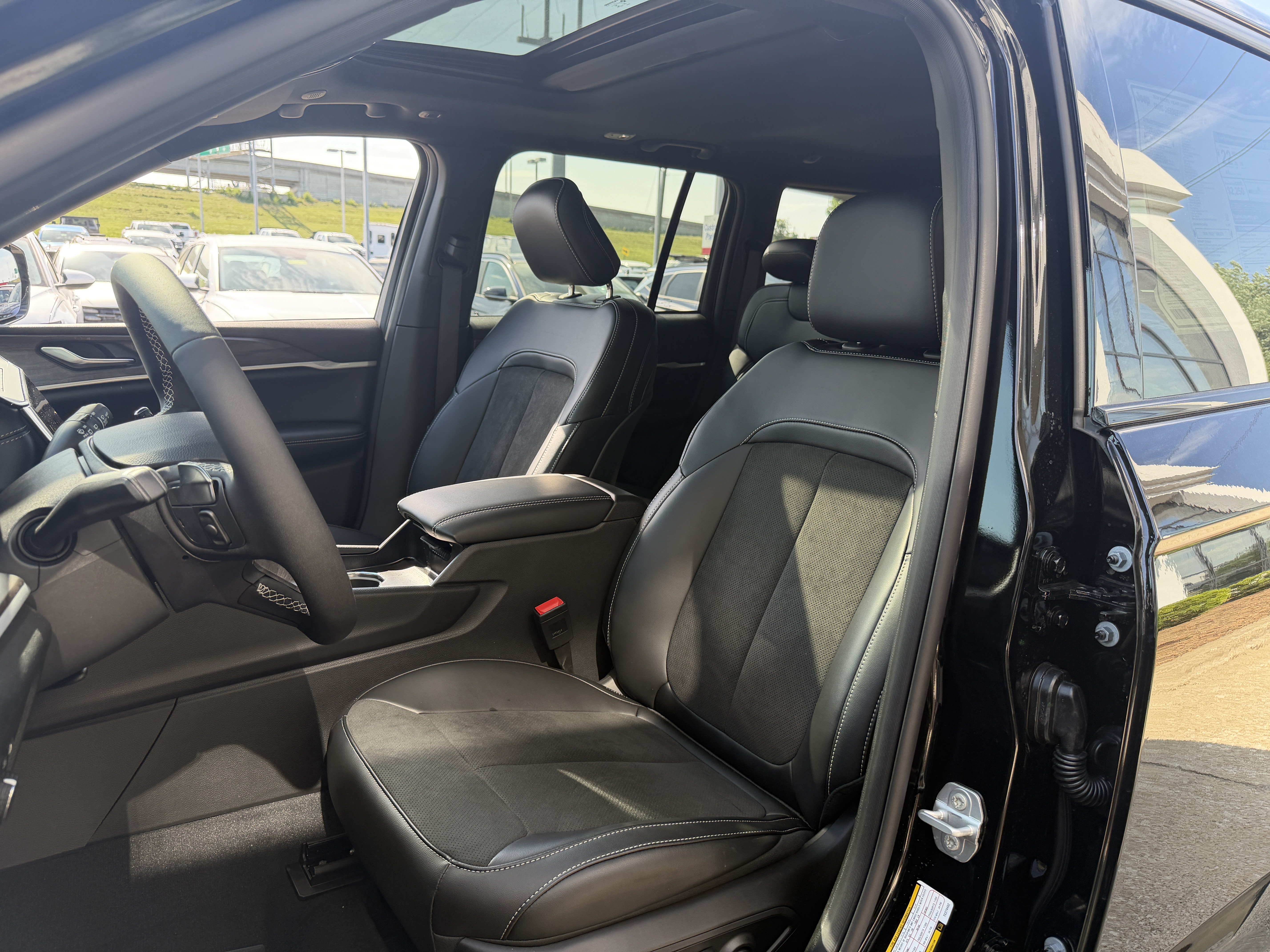 New 2026 Jeep Grand Cherokee Altitude AWD/4WD image 32