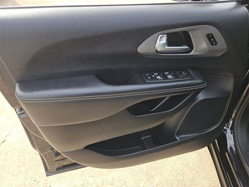 Used 2025 Chrysler Pacifica Select image 14