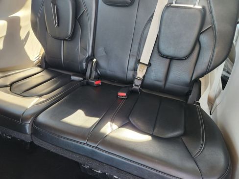 Used 2023 Chrysler Pacifica Touring-L FWD image 31
