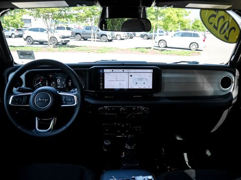 Used 2025 Jeep Wrangler Unlimited Sahara AWD/4WD image 27