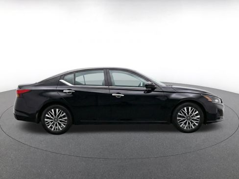 Used 2025 Nissan Altima 2.5 SV FWD image 10