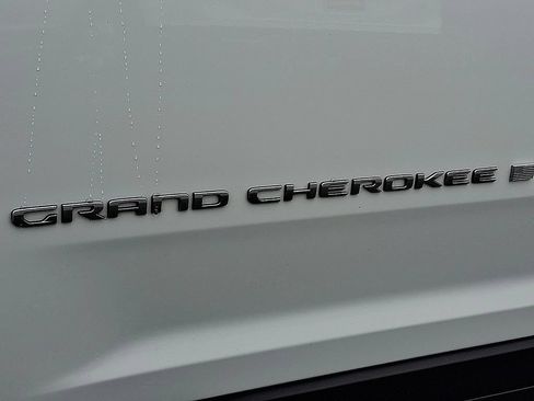 Used 2024 Jeep Grand Cherokee Limited AWD/4WD image 30