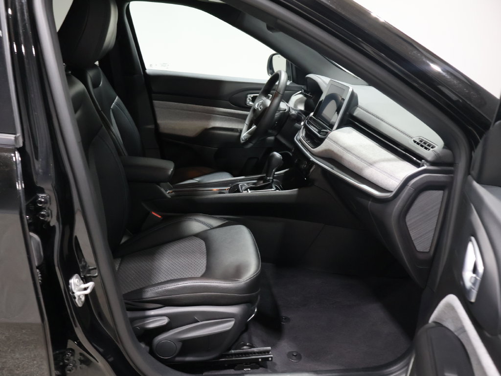 Used 2025 Jeep Compass Latitude w/ Sun & Sound Group AWD/4WD image 24