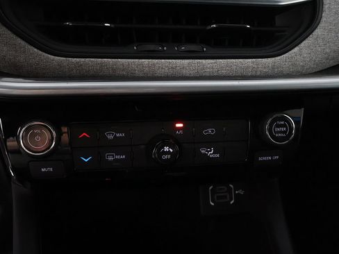 Used 2024 Jeep Compass Latitude AWD/4WD image 40