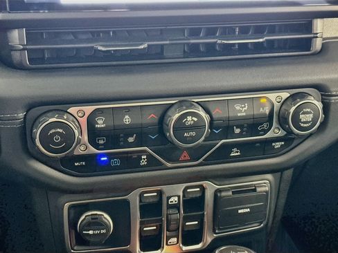 Used 2025 Jeep Wrangler Unlimited Sahara AWD/4WD image 17