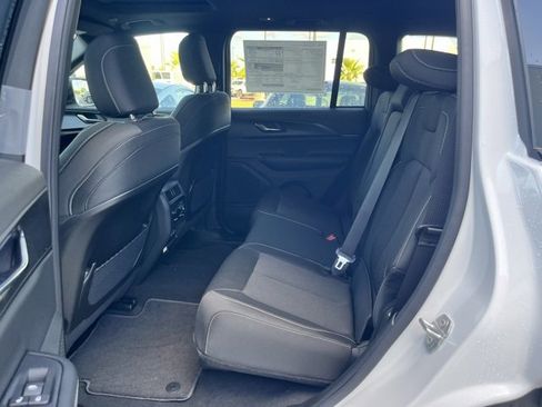 New 2025 Jeep Grand Cherokee Laredo image 18