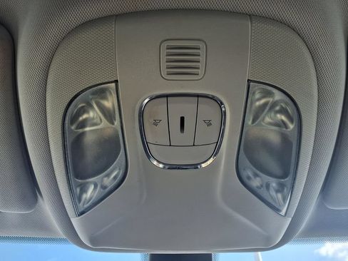 Used 2018 Jeep Compass Latitude w/ Popular Equipment Group FWD image 11