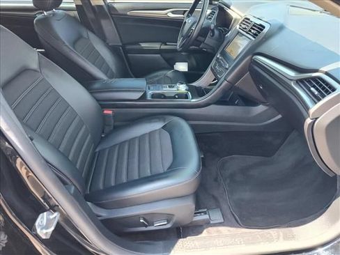 Used 2017 Ford Fusion SE w/ Equipment Group 201A FWD image 12