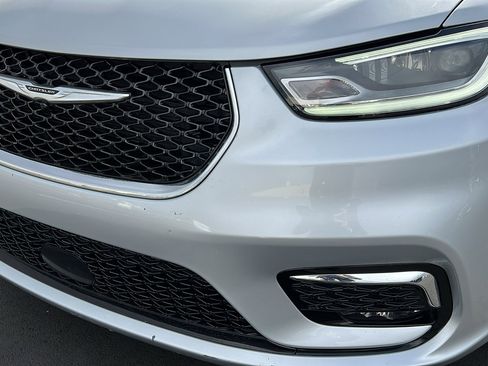 Used 2023 Chrysler Pacifica Touring image 9