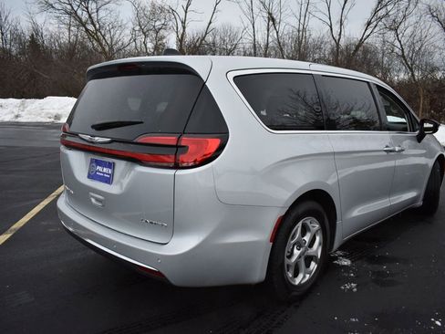 Used 2024 Chrysler Pacifica Limited image 5