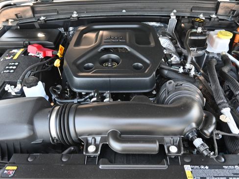 Used 2025 Jeep Wrangler Unlimited Sahara w/ Safety Group AWD/4WD image 33