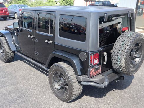 Used 2015 Jeep Wrangler Unlimited Sahara w/ Connectivity Group AWD/4WD image 15