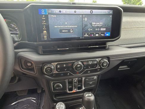 Used 2025 Jeep Wrangler Unlimited Sahara AWD/4WD image 31