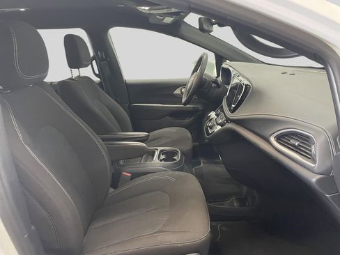Used 2022 Chrysler Pacifica Touring image 14