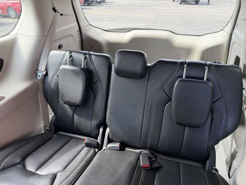 Used 2023 Chrysler Pacifica Touring-L FWD image 19