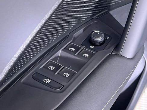 New 2025 Volkswagen Tiguan SE image 13