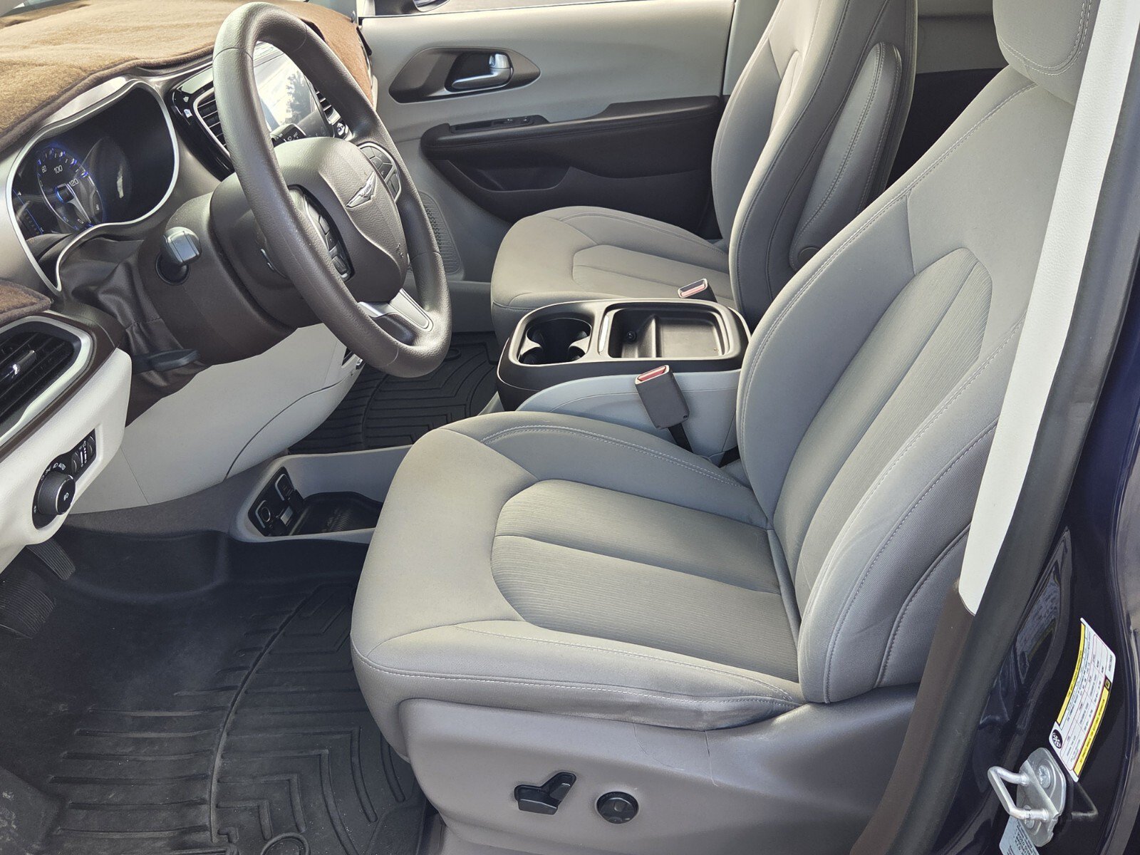 Used 2017 Chrysler Pacifica Touring Plus FWD image 4