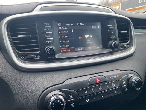 Used 2019 Kia Sorento LX image 12