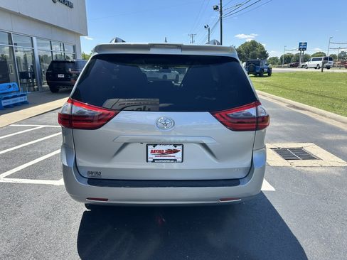 Used 2020 Toyota Sienna XLE FWD image 12