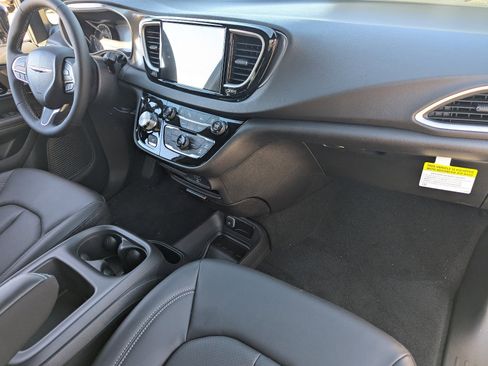 New 2026 Chrysler Voyager LX image 8