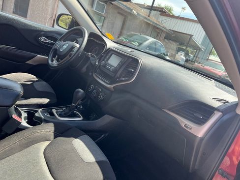 Used 2018 Jeep Cherokee Latitude AWD/4WD image 34