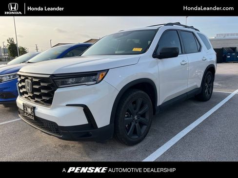 Used 2025 Honda Pilot Sport image 1
