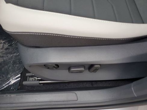 New 2026 Volkswagen Taos SE image 18