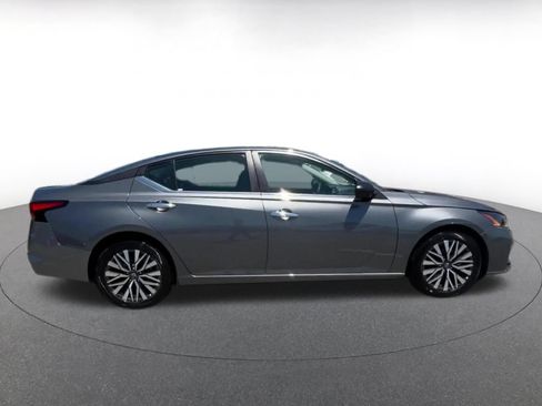 Used 2025 Nissan Altima 2.5 SV FWD image 16