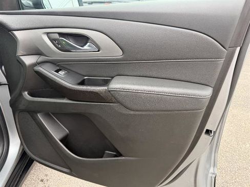 Used 2023 Chevrolet Traverse LT image 19