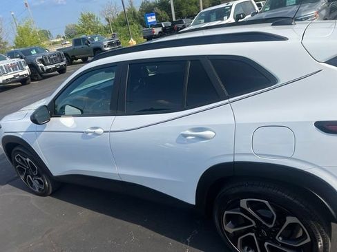 Used 2024 Chevrolet Trax RS w/ Sunroof Package FWD image 2