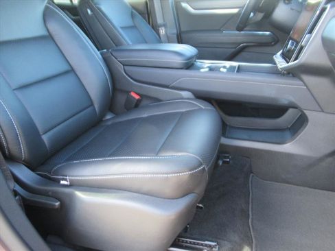 Used 2025 GMC Acadia Elevation image 9