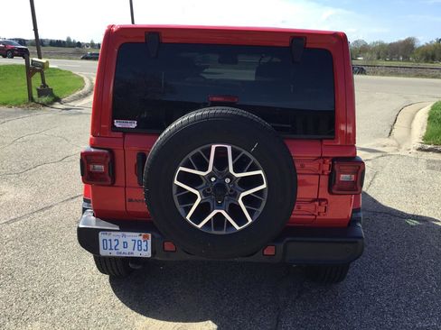 Used 2025 Jeep Wrangler Unlimited Sahara AWD/4WD image 8