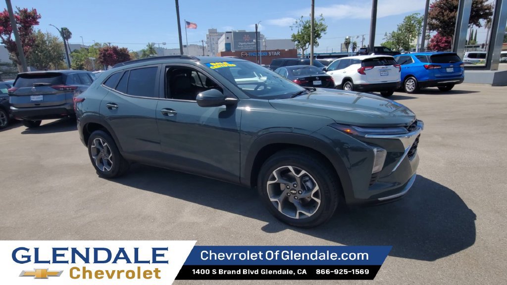 Used 2025 Chevrolet Trax LT FWD image 2