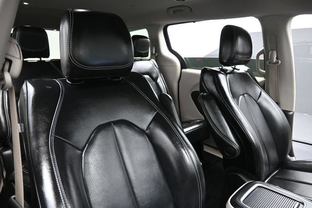Used 2023 Chrysler Pacifica Touring-L FWD image 32