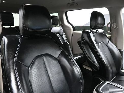 Used 2023 Chrysler Pacifica Touring-L FWD image 32