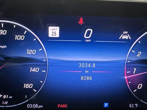 Used 2025 Mercedes-Benz GLC 300 4MATIC image 13