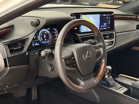 Used 2022 Lexus ES 300h w/ Accessory Package FWD image 15